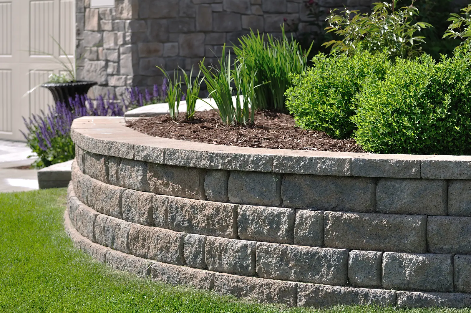 What are the Benefits of Retaining Walls into Your Albuquerque Landscaping?